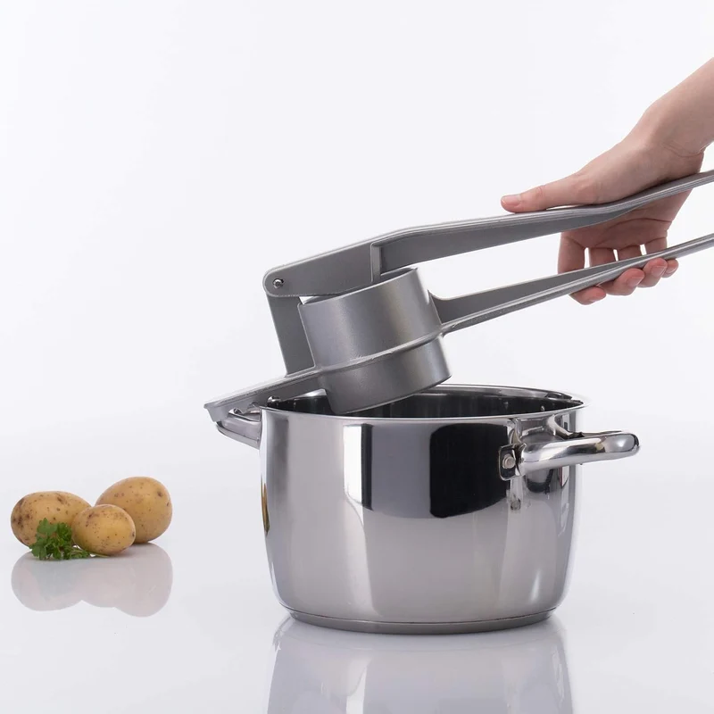Westmark Spätzle-Set, 2tlg., 1 Spätzle-/Kartoffelpresse mit traditioneller Lochung, Spätzlechef + 1