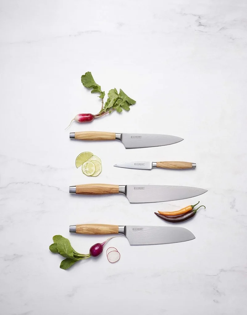 Le Creuset Santoku Messer, 18 cm Damaststahlklinge mit VG10 Kern und glattem Schliff, Olivenholzgrif