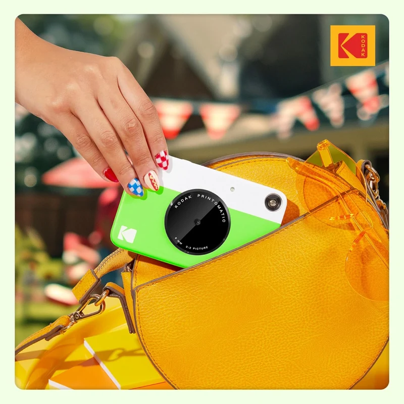 KODAK Printomatic Sofortbildkamera (Grün) Geschenkpaket + Zinkpapier (20 Blatt) + Etui + 7 Aufkleber