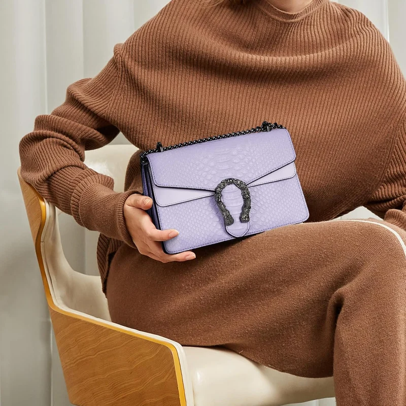 Aiqudou Crossbody Handtasche und Umhängetasche für Frauen - Fashion Snake Print Kette Geldbörse Luxu