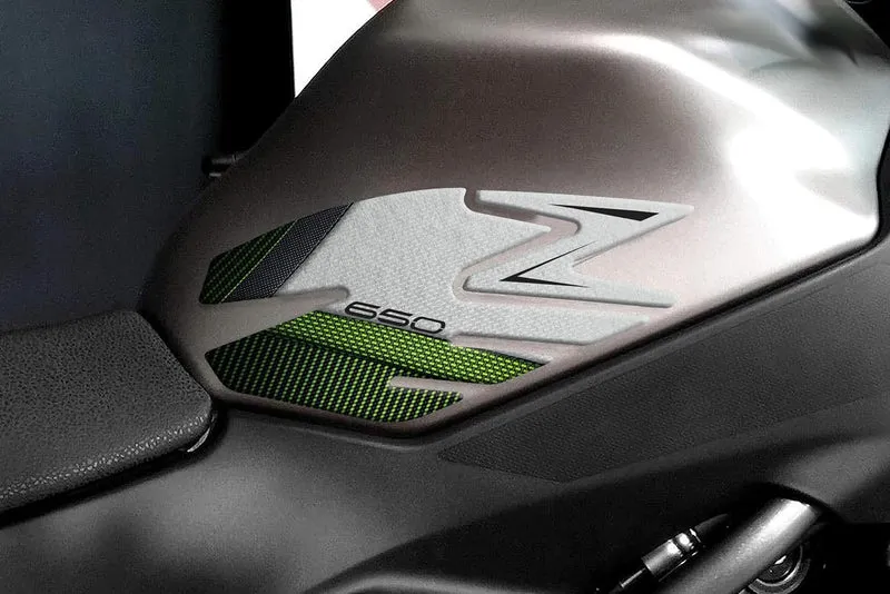 Paraserbatoio Kunstharz-Aufkleber, 3D-Effekt, kompatibel mit Kawasaki Z650 (Pearl Blizzard White - M