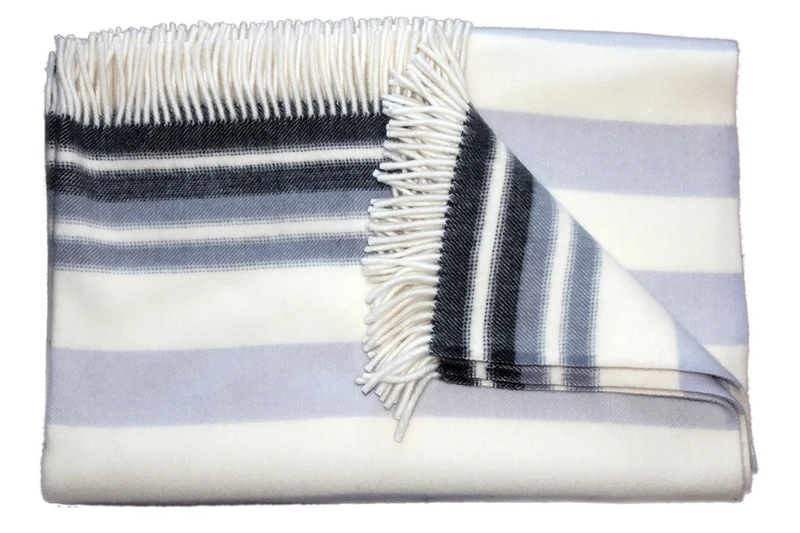 Die Woll-Friesen Flauschige Wolldecke/Wohndecke/Kuscheldecke/Plaid „Blavand“, grau-anthrazit gestrei
