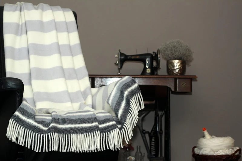 Die Woll-Friesen Flauschige Wolldecke/Wohndecke/Kuscheldecke/Plaid „Blavand“, grau-anthrazit gestrei