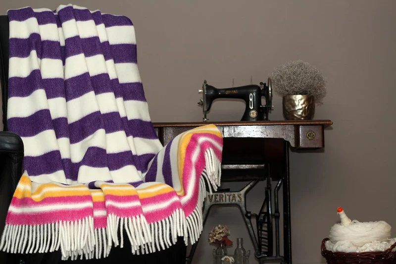 Die Woll-Friesen Flauschige Wolldecke/Wohndecke/Kuscheldecke/Plaid „Blavand“, lila gelb rosa gestrei