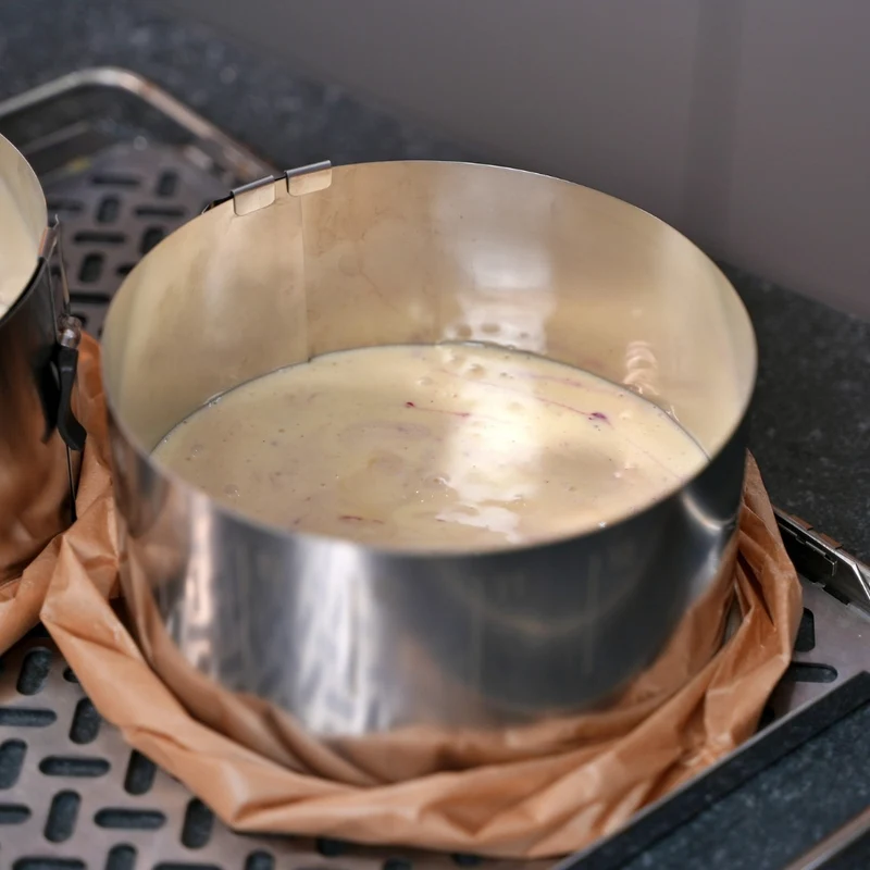 Kikis Edelstahl-Backblech gelocht - verstellbar